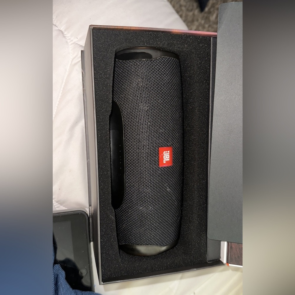 This is a JBL CHARGE 4 used like new it’s Bluetooth and works great